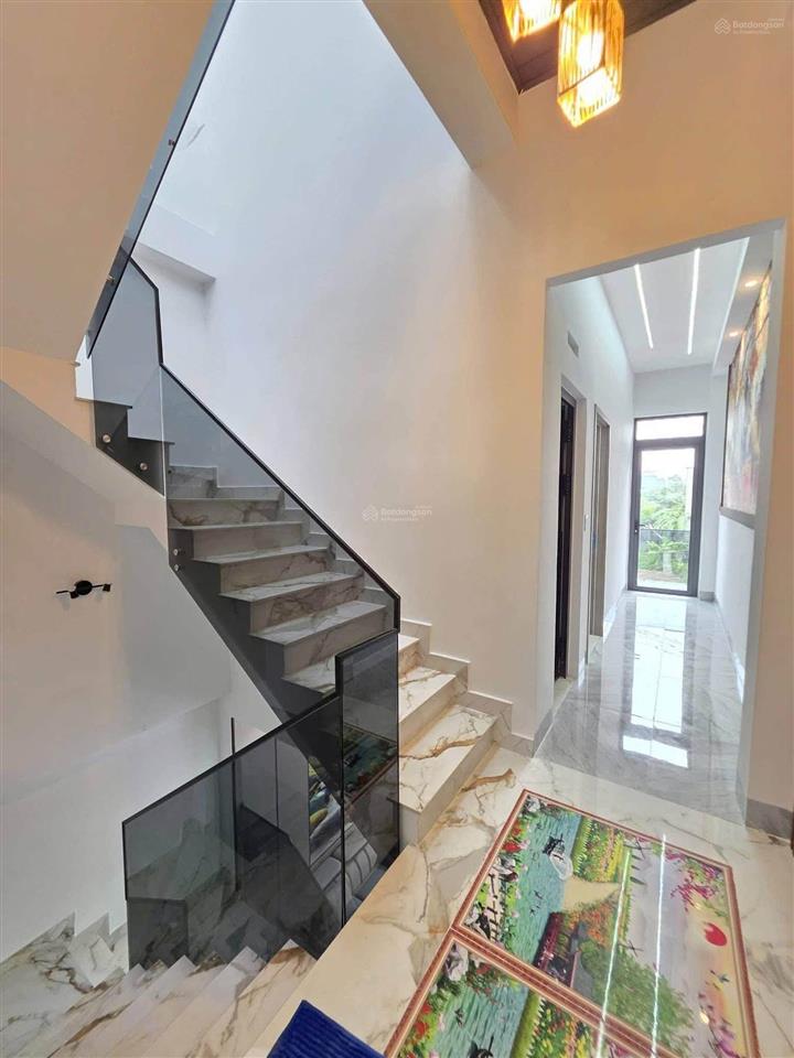 Bàn giao full nội thất  sổ hồng riêng  xe đậu trong nhà  dt lớn 108,3m2