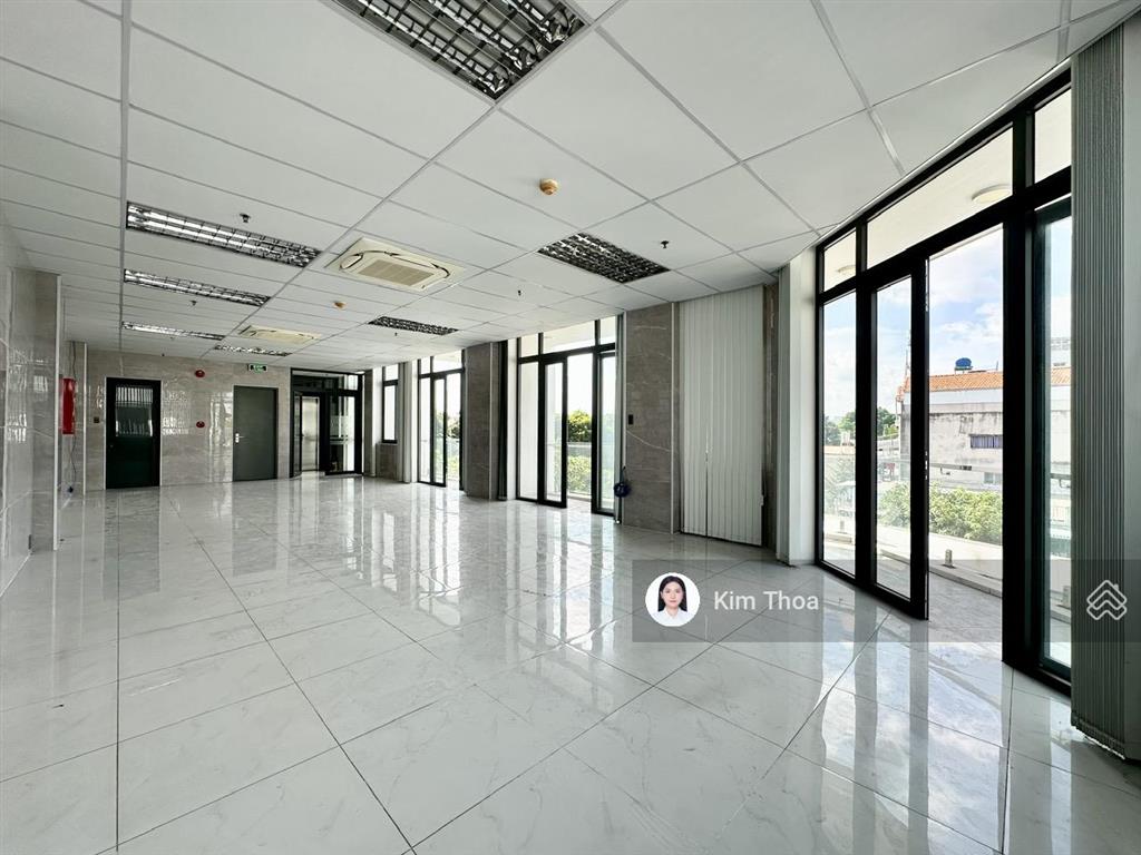 Văn phòng 65m2 ở vạn phúc, xuất được vat, pccc, hầm xe có bảo vệ, có thang máy máy lạnh. giá 13 tr