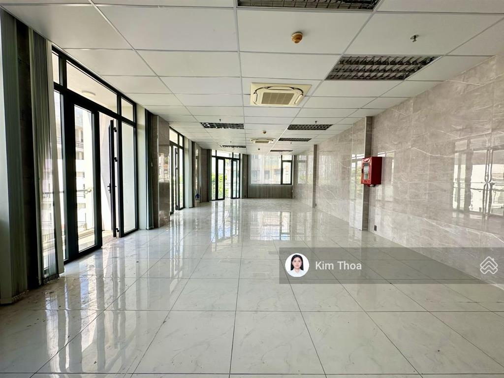 Văn phòng 65m2 ở vạn phúc, xuất được vat, pccc, hầm xe có bảo vệ, có thang máy máy lạnh. giá 13 tr