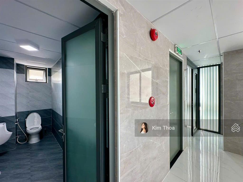 Văn phòng 65m2 ở vạn phúc, xuất được vat, pccc, hầm xe có bảo vệ, có thang máy máy lạnh. giá 13 tr