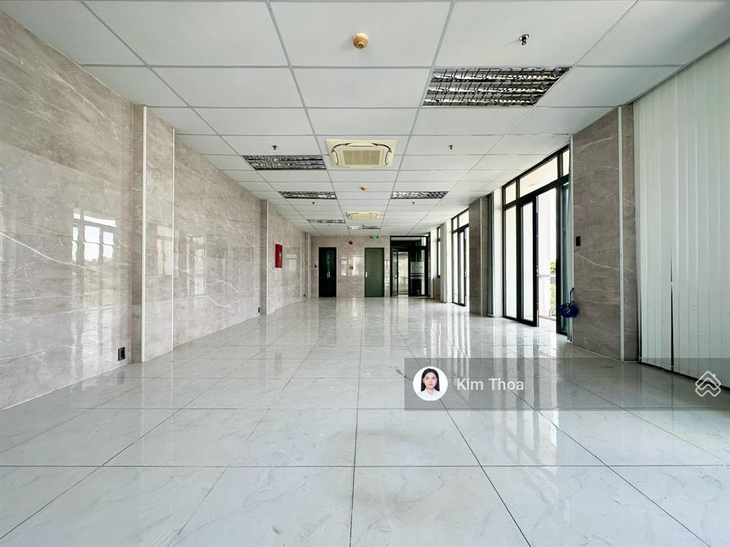 Văn phòng 65m2 ở vạn phúc, xuất được vat, pccc, hầm xe có bảo vệ, có thang máy máy lạnh. giá 13 tr