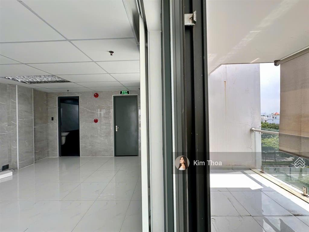 Văn phòng 65m2 ở vạn phúc, xuất được vat, pccc, hầm xe có bảo vệ, có thang máy máy lạnh. giá 13 tr