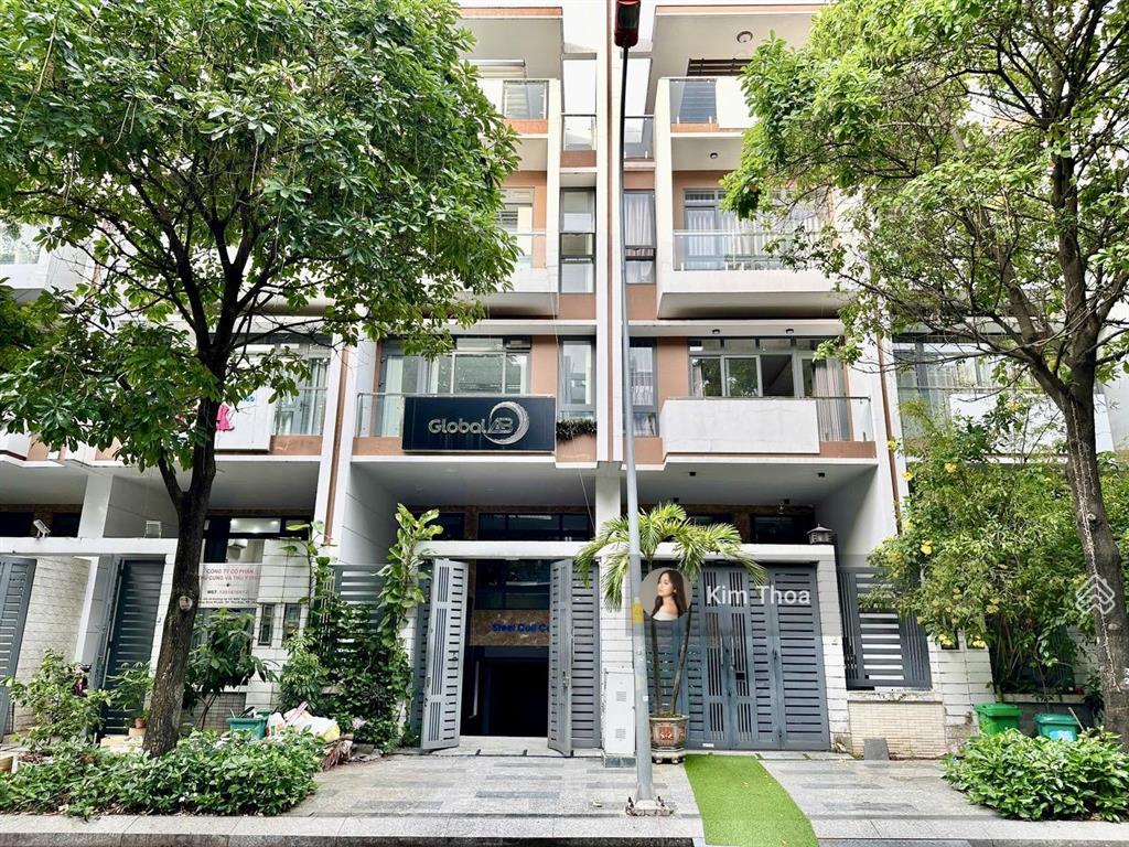 Văn phòng vạn phúc 25m2 có ban công, sẵn nội thất, có t. máy máy lạnh, hầm xe, wc riêng. giá 7,5 tr