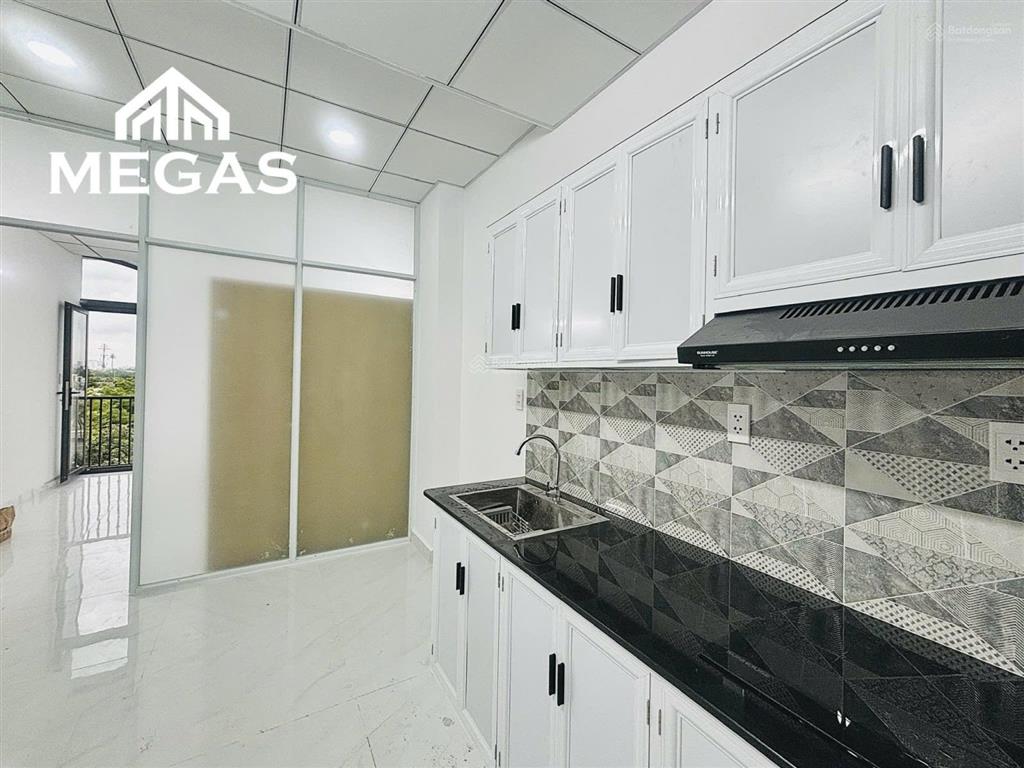 Căn hộ 1pn1wc 30m2, tách bếp có ban công, sẵn nội thất, thang máy, hầm xe tại vạn phúc. giá 7 tr