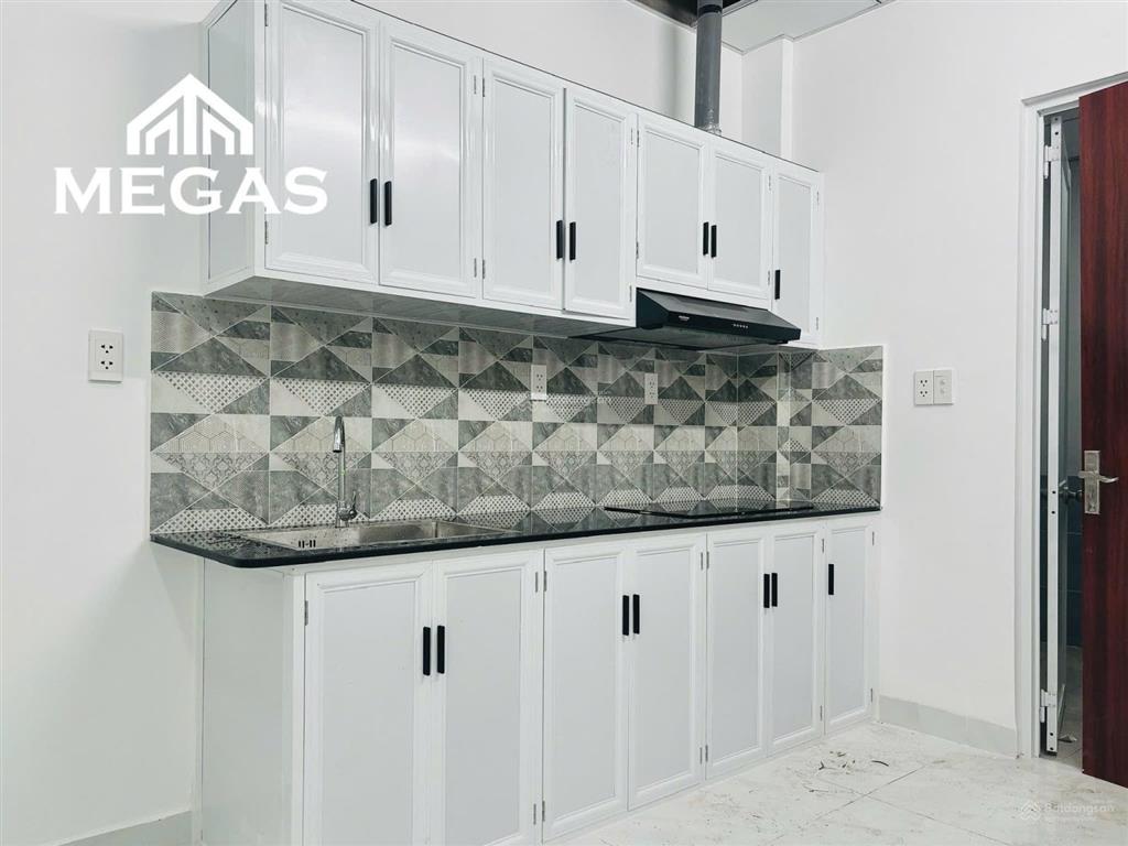 Căn hộ 1pn1wc 30m2, tách bếp có ban công, sẵn nội thất, thang máy, hầm xe tại vạn phúc. giá 7 tr