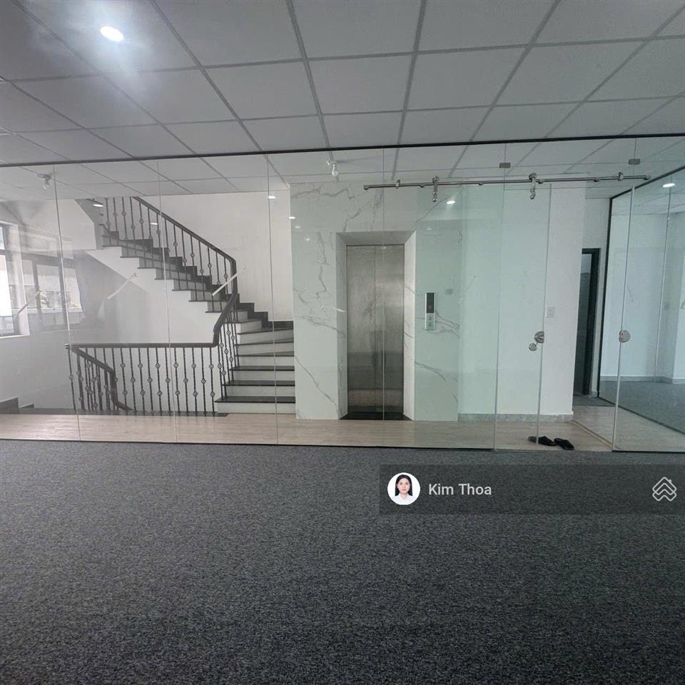 Văn phòng 80m2 sàn trống ở vạn phúc, lối đi riêng, có thang máy máy lạnh, hầm xe. giá tốt chỉ 14 tr