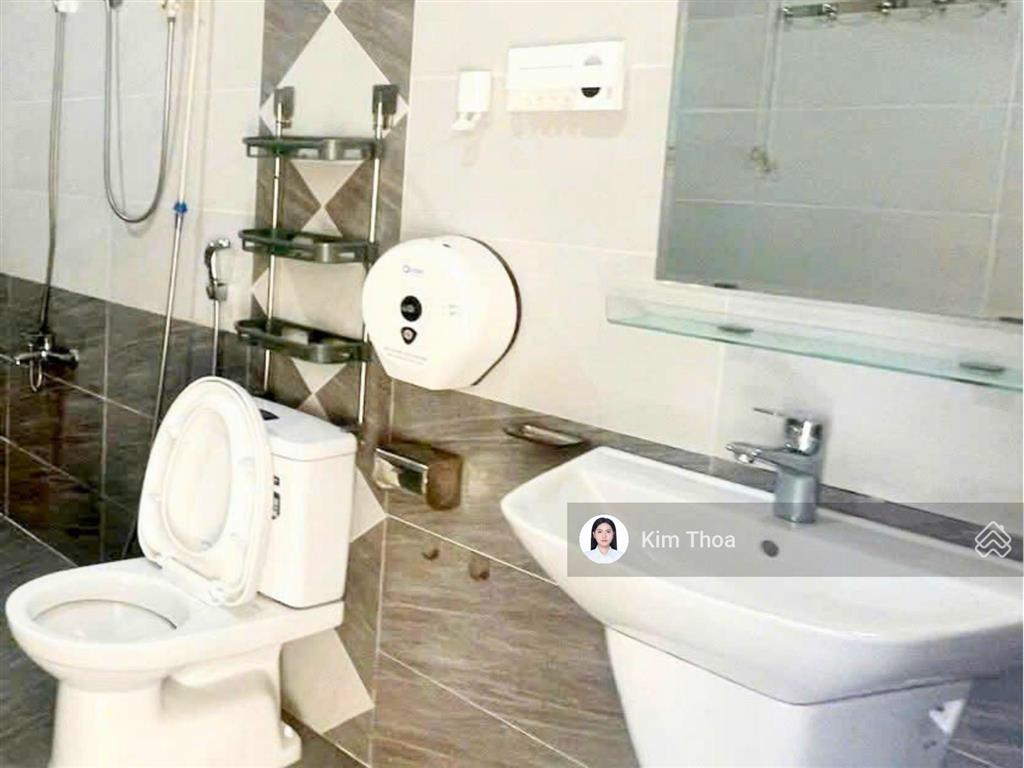 Văn phòng 50m2 sẵn nội thất (10  12 chỗ ngồi) ở vạn phúc, có t. máy, máy lạnh, hầm xe. giá 11 tr