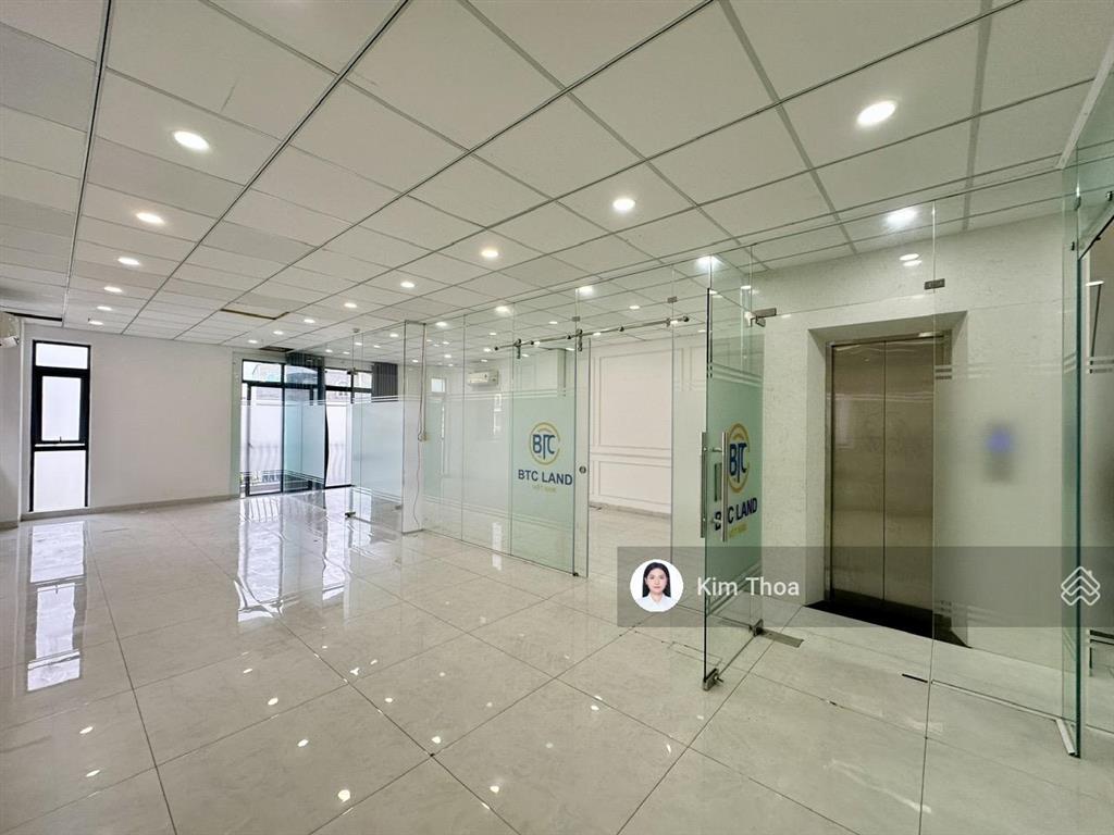 Văn phòng 80m2 ngăn sẵn 03 phòng, ánh sáng tốt ở vạn phúc, có t. máy, máy lạnh, hầm xe. giá 16 tr