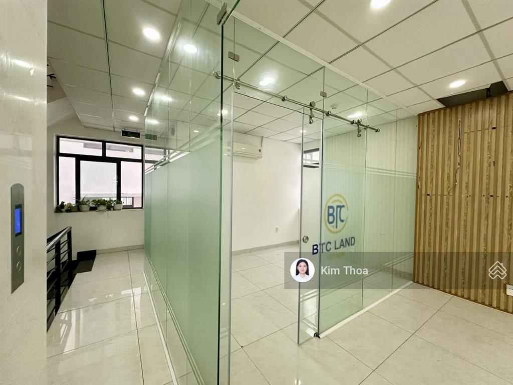 Văn phòng 80m2 ngăn sẵn 03 phòng, ánh sáng tốt ở vạn phúc, có t. máy, máy lạnh, hầm xe. giá 16 tr