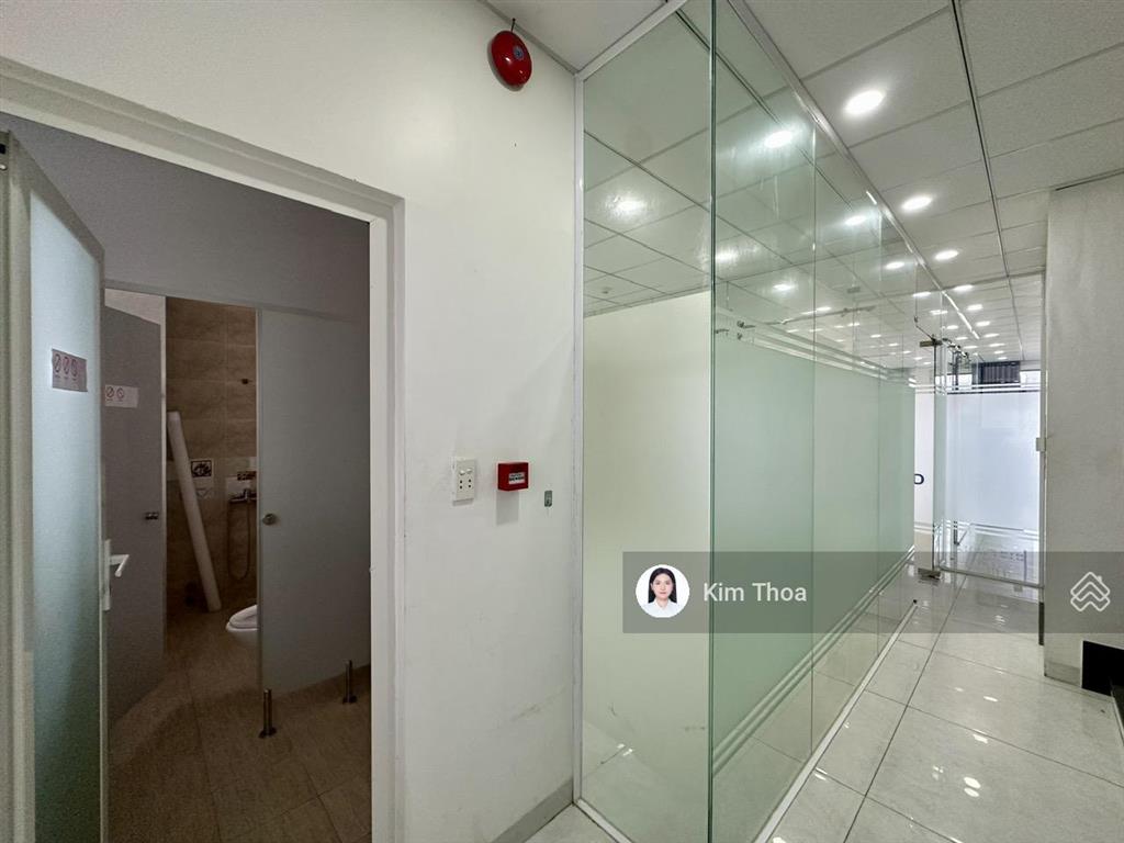 Văn phòng 80m2 ngăn sẵn 03 phòng, ánh sáng tốt ở vạn phúc, có t. máy, máy lạnh, hầm xe. giá 16 tr