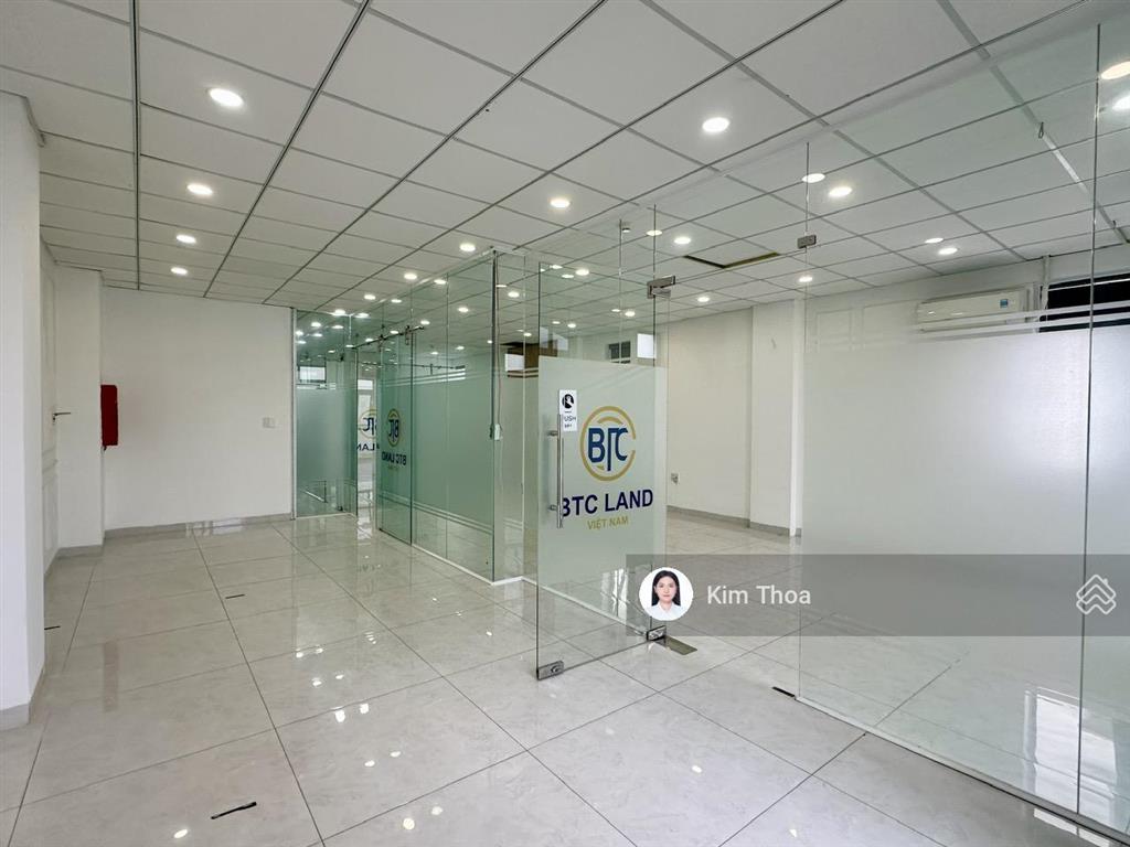Văn phòng 80m2 ngăn sẵn 03 phòng, ánh sáng tốt ở vạn phúc, có t. máy, máy lạnh, hầm xe. giá 16 tr