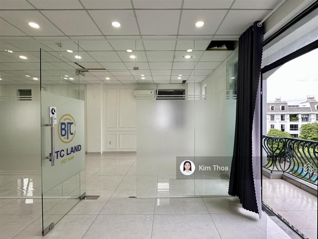 Văn phòng 80m2 ngăn sẵn 03 phòng, ánh sáng tốt ở vạn phúc, có t. máy, máy lạnh, hầm xe. giá 16 tr