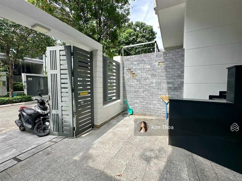 Tầng trệt 5x22m (~60m2) ngăn sẵn 2 phòng ở vạn phúc, sẵn nội thất, có máy lạnh hầm xe. giá 12,5 tr