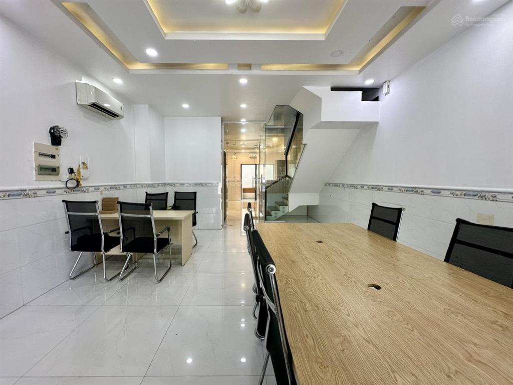 Tầng trệt 5x22m (~60m2) ngăn sẵn 2 phòng ở vạn phúc, sẵn nội thất, có máy lạnh hầm xe. giá 12,5 tr