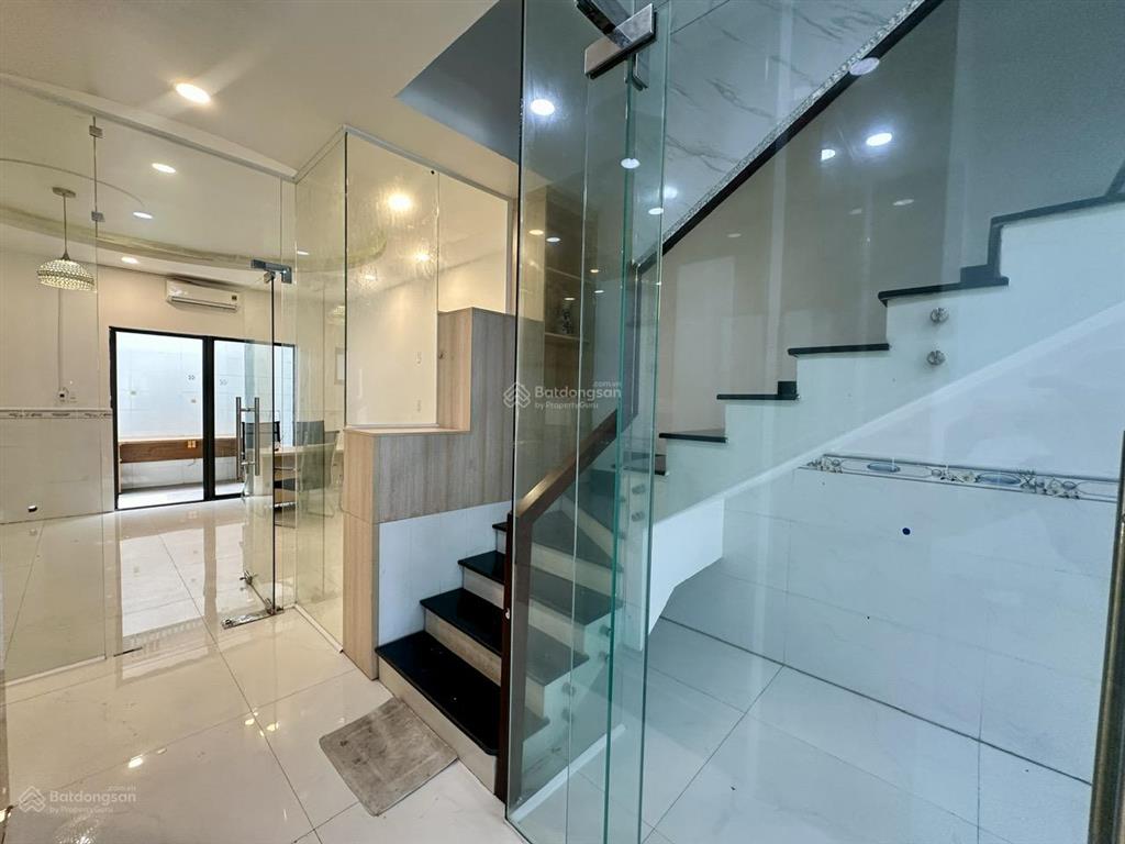 Tầng trệt 5x22m (~60m2) ngăn sẵn 2 phòng ở vạn phúc, sẵn nội thất, có máy lạnh hầm xe. giá 12,5 tr