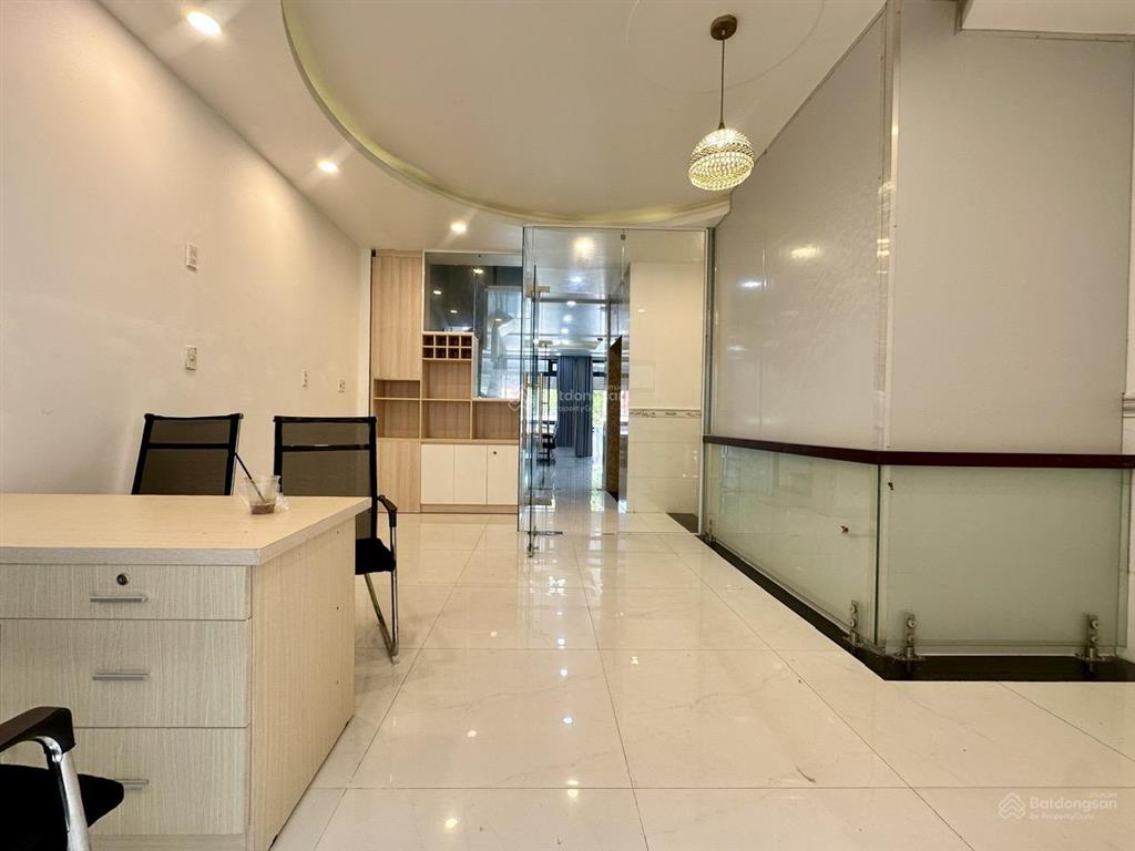 Tầng trệt 5x22m (~60m2) ngăn sẵn 2 phòng ở vạn phúc, sẵn nội thất, có máy lạnh hầm xe. giá 12,5 tr