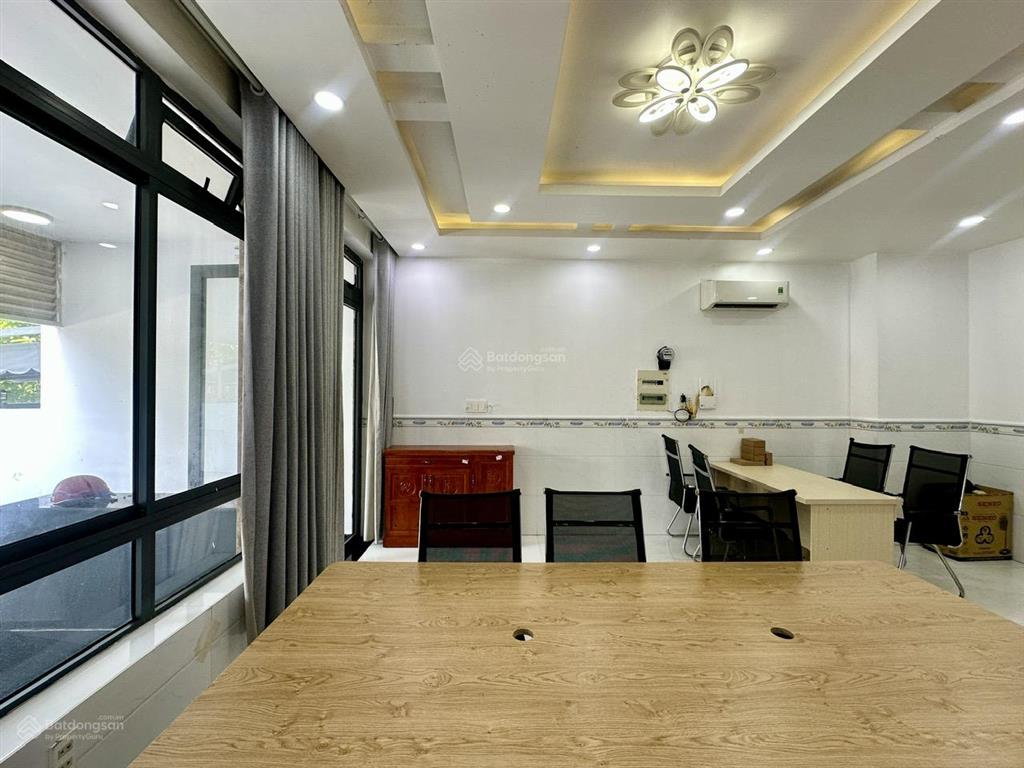 Tầng trệt 5x22m (~60m2) ngăn sẵn 2 phòng ở vạn phúc, sẵn nội thất, có máy lạnh hầm xe. giá 12,5 tr