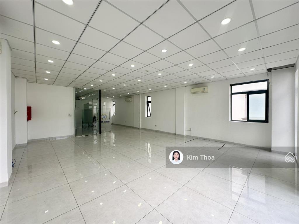 Văn phòng 80m2 sàn trống, ánh sáng tốt ở vạn phúc, có thang máy, máy lạnh, hầm xe. giá 15,5 tr