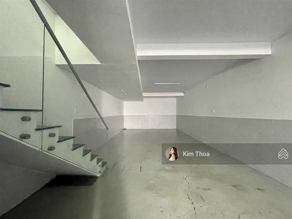 Văn phòng 20m2 vạn phúc sẵn nội thất, máy lạnh, hầm xe. giá rẻ chỉ 6 tr (bao điện nước, internet)