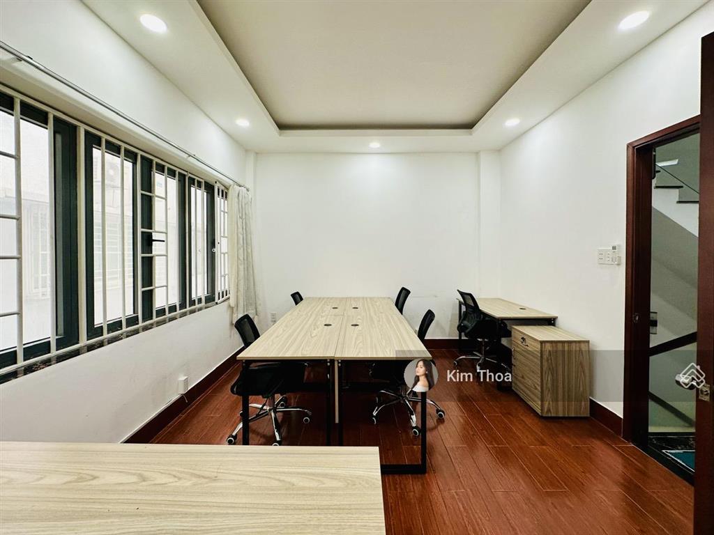 Văn phòng 20m2 vạn phúc sẵn nội thất, máy lạnh, hầm xe. giá rẻ chỉ 6 tr (bao điện nước, internet)
