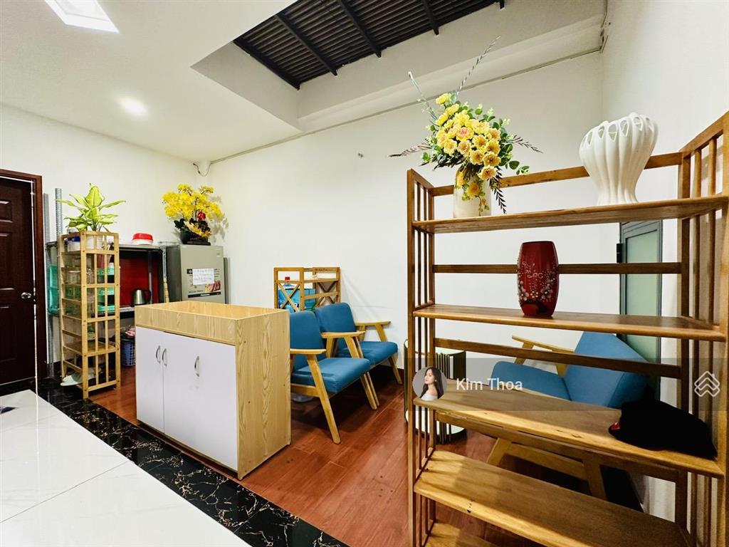 Văn phòng 20m2 vạn phúc sẵn nội thất, máy lạnh, hầm xe. giá rẻ chỉ 6 tr (bao điện nước, internet)