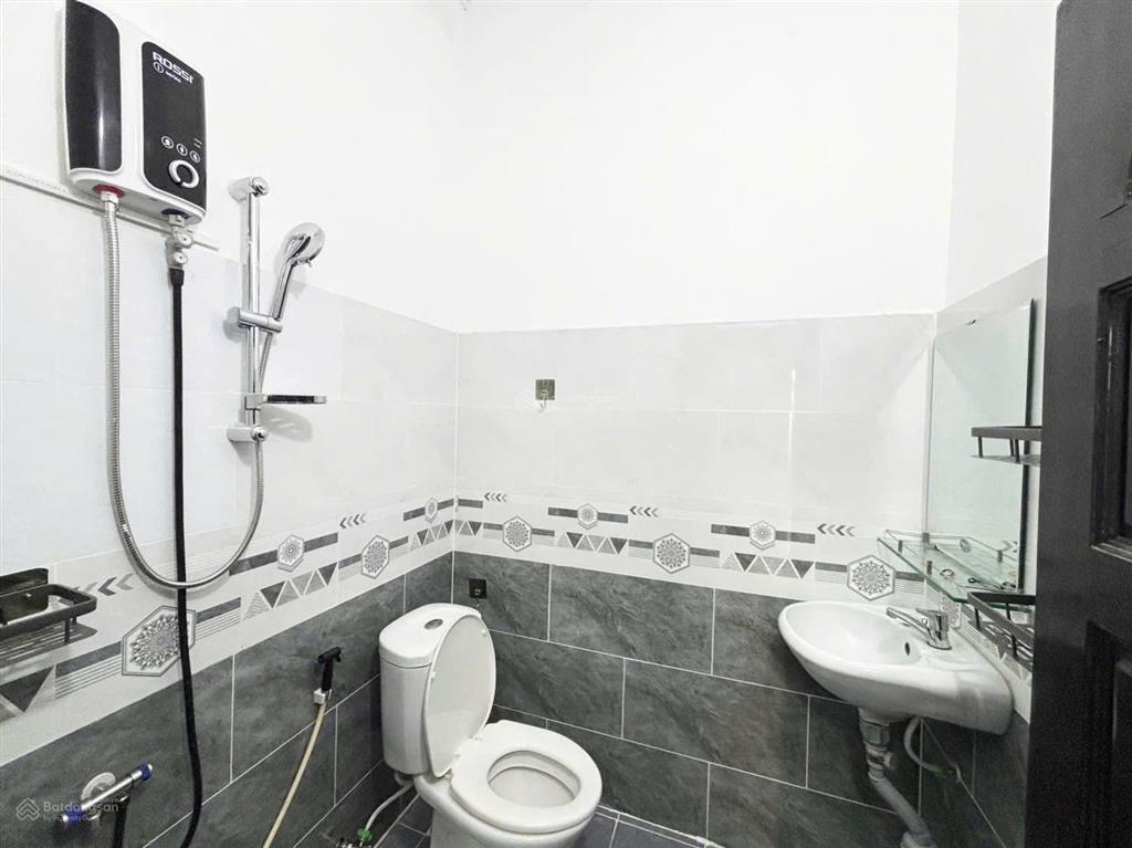 Căn hộ tách bếp ban công gần vòng xoay dân chủ quận 10