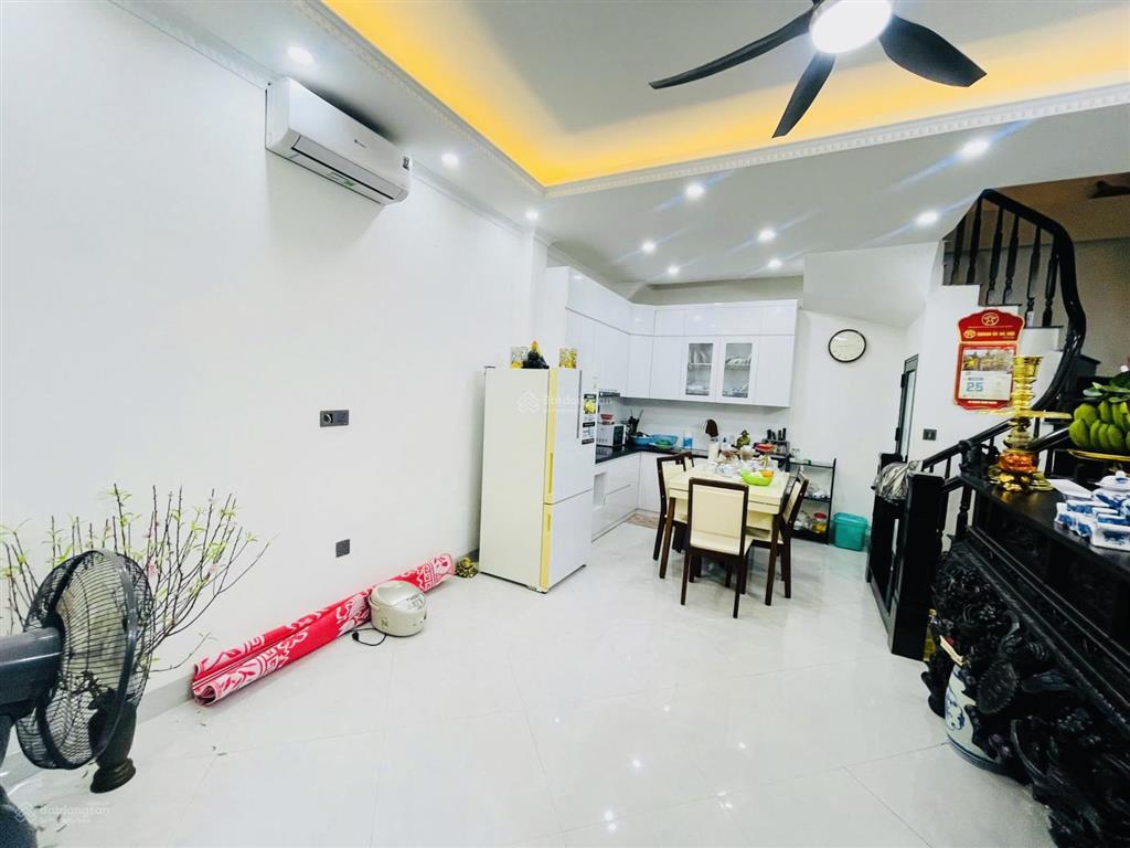 Chính chủ bán căn nhà yên hoà cầu giấy 34m2 5 tầng mt 5m, 3 phòng ngủ khép kín, có giếng trời!