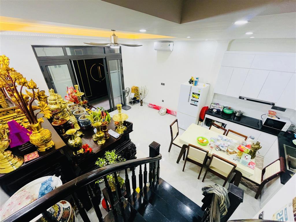 Chính chủ bán căn nhà yên hoà cầu giấy 34m2 5 tầng mt 5m, 3 phòng ngủ khép kín, có giếng trời!