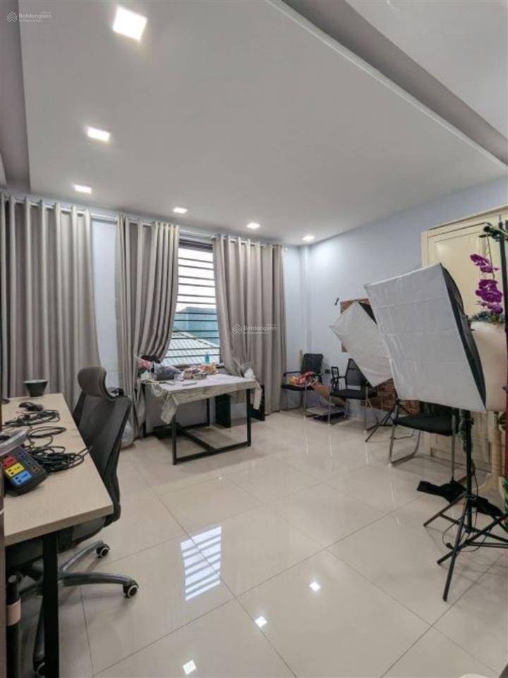 Cho thuê nhà ngõ 181 xuân thủy diện tích 60m2 * 5 tầng tầng 1+2 thông sàn tầng 3+4 chia phòng 19tr