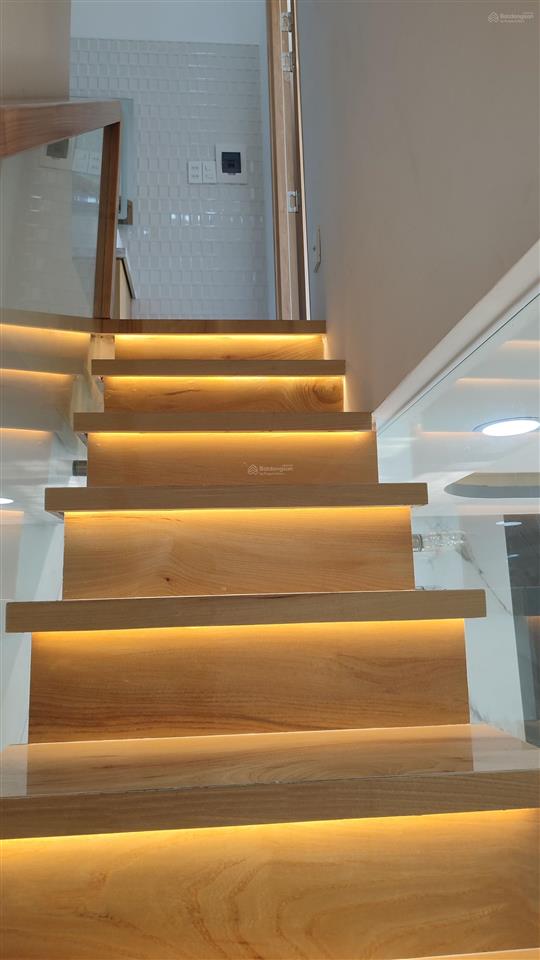 Nhà mới, 2 tầng. 2pn 2wc, dt 3.7x6.6 nở hậu 4. giá 3.75 tỷ