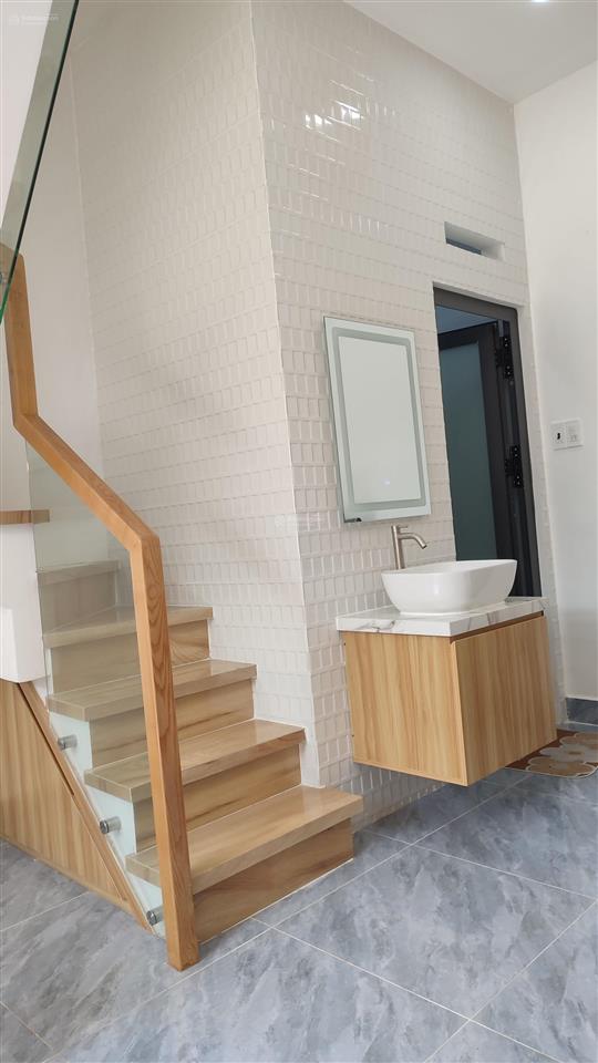 Nhà mới, 2 tầng. 2pn 2wc, dt 3.7x6.6 nở hậu 4. giá 3.75 tỷ