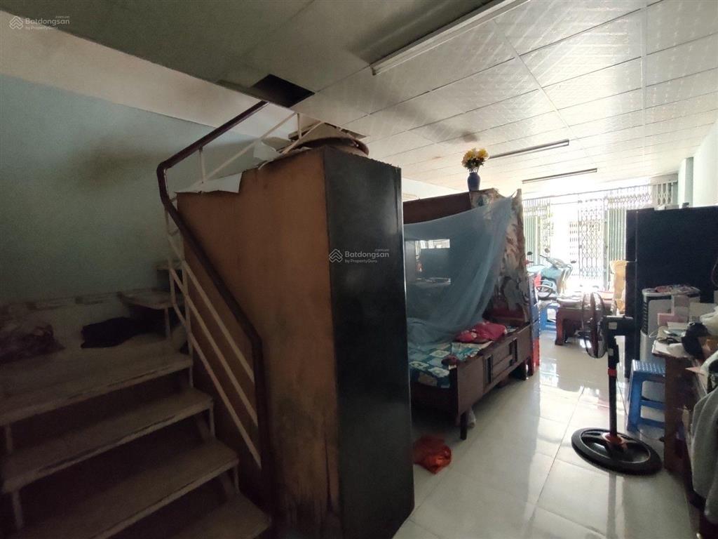 Ngang 4 dài 21. dt 84m2. nhà 2 tầng. tân hoà đông, quận 6. giá khá mềm.