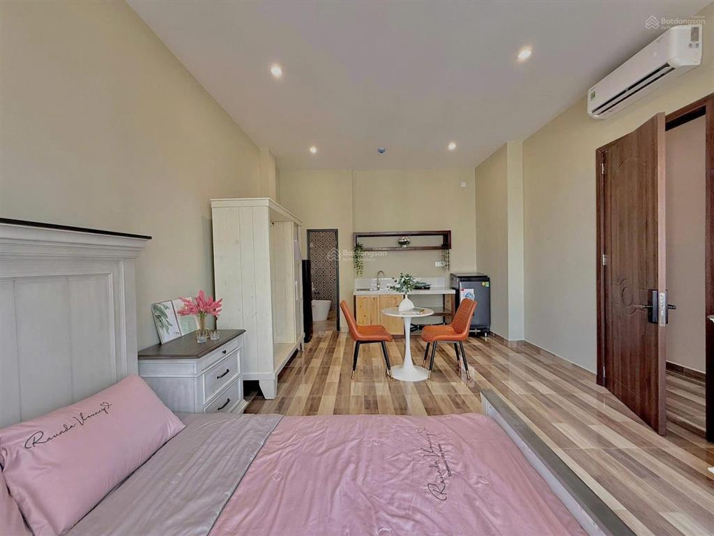 Căn hộ full nội thất cửa sổ ban công thoáng gần cầu nguyễn văn cừ, chợ bến thành quận 1