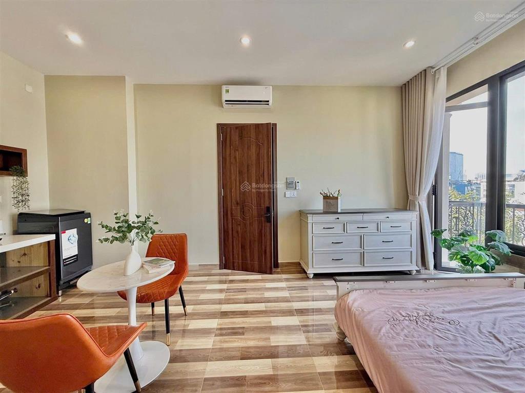 Căn hộ full nội thất cửa sổ ban công thoáng gần cầu nguyễn văn cừ, chợ bến thành quận 1