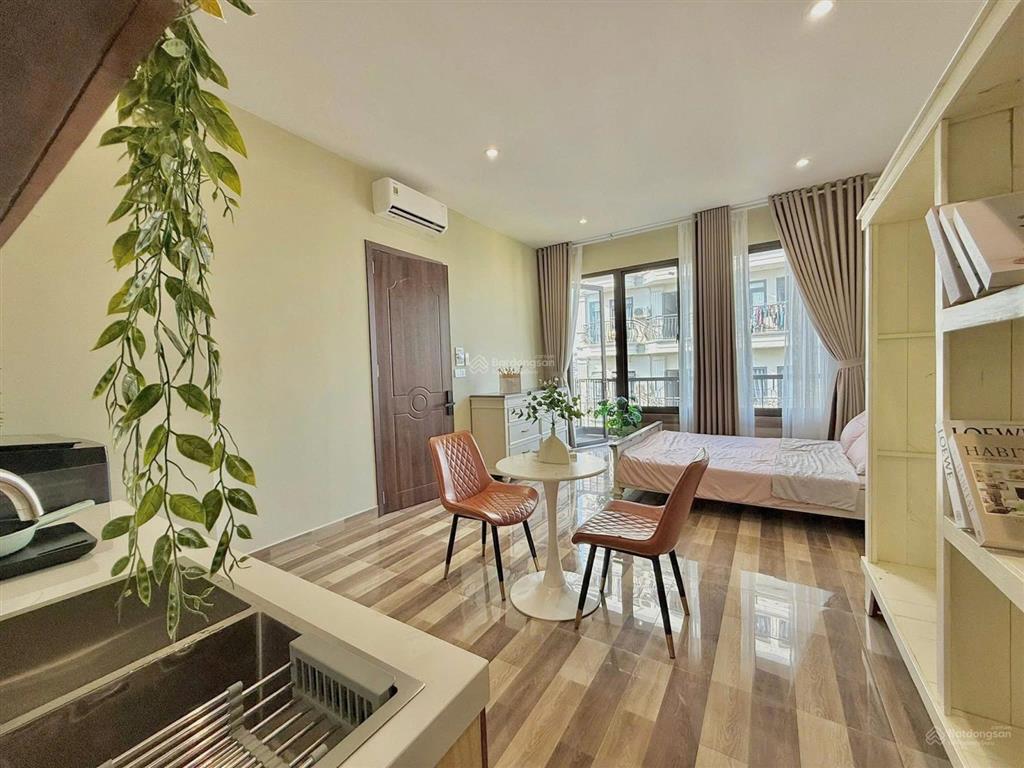 Căn hộ full nội thất cửa sổ ban công thoáng gần cầu nguyễn văn cừ, chợ bến thành quận 1