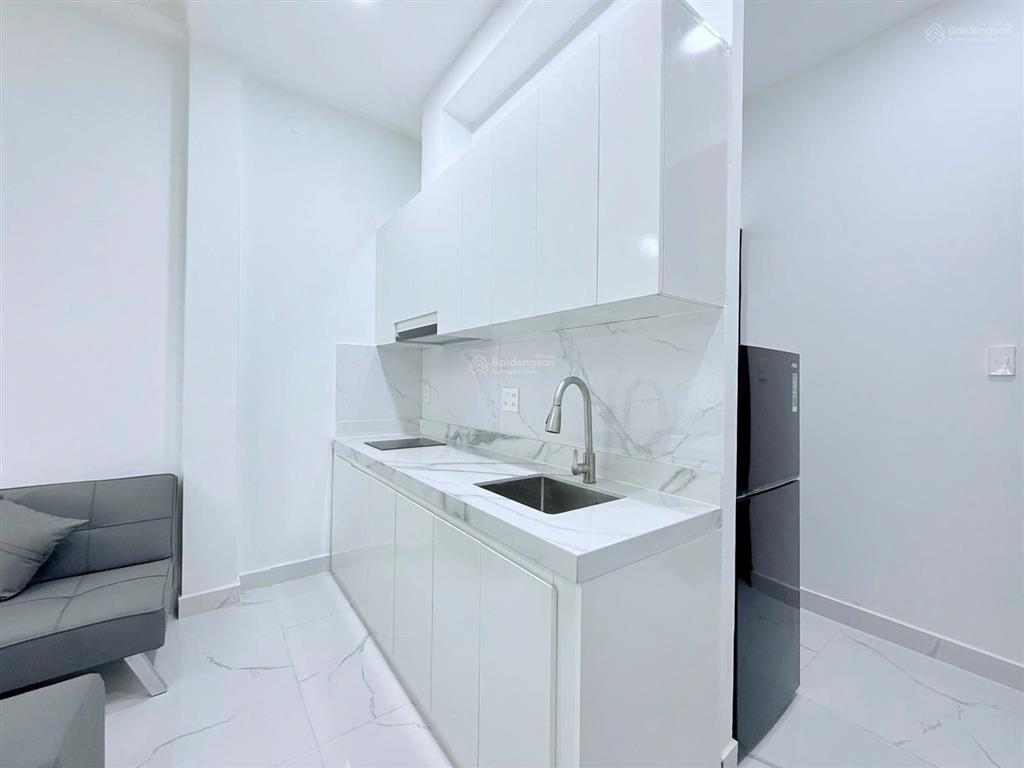 Cho thuê căn hộ full nội thất ban công cửa sổ ngay trung tâm quận 4 sát bên quận 1, quận 3