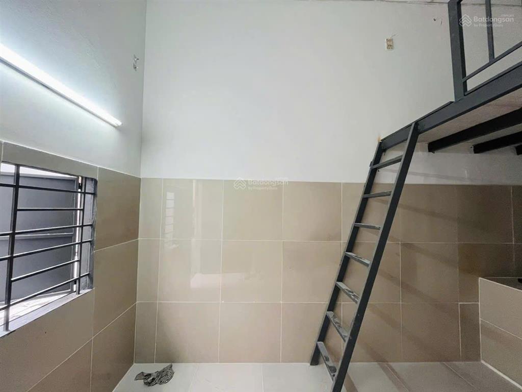 Cho thuê phòng trệt mặt đất, có gác. gần bên kcx, ufm, nttu quận 4. tiện sang phú mỹ hưng