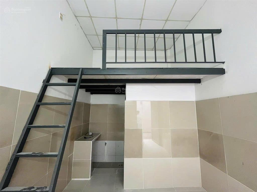 Cho thuê phòng trệt mặt đất, có gác. gần bên kcx, ufm, nttu quận 4. tiện sang phú mỹ hưng