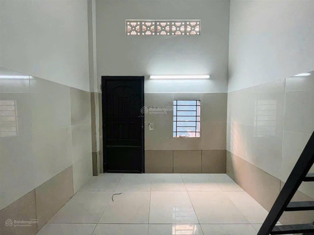Cho thuê phòng trệt mặt đất, có gác. gần bên kcx, ufm, nttu quận 4. tiện sang phú mỹ hưng