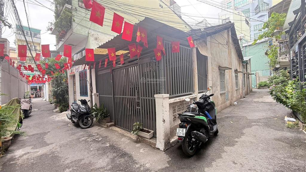 Bán nhà chính chủ kế trường đại học công nghiệp 4.4x17 giá 6.5 tỷ
