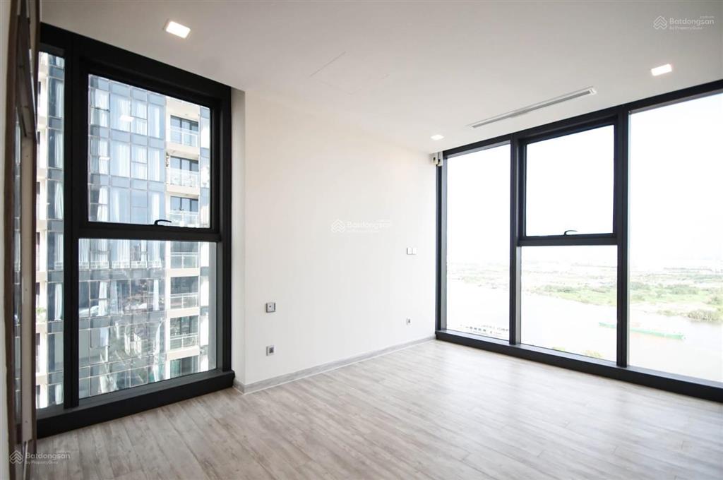 Chính chủ gửi bán vinhomes bason 3pn 126,4 m2  view sông + bitexco + pháo bông  sẵn sổ hồng