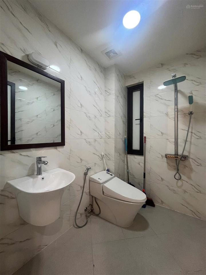 Chính chủ cho thuê căn hộ tầng 5 2 ngủ 2 vệ sinh 1 khách. full nội thất