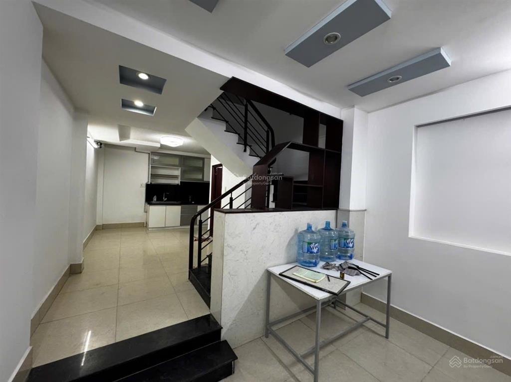 Bán nhà hxh hoàng hoa thám giáp phú nhuận + 5 tầng + 50m2 cho thuê 28tr/tháng giá 9,5 tỷ tl