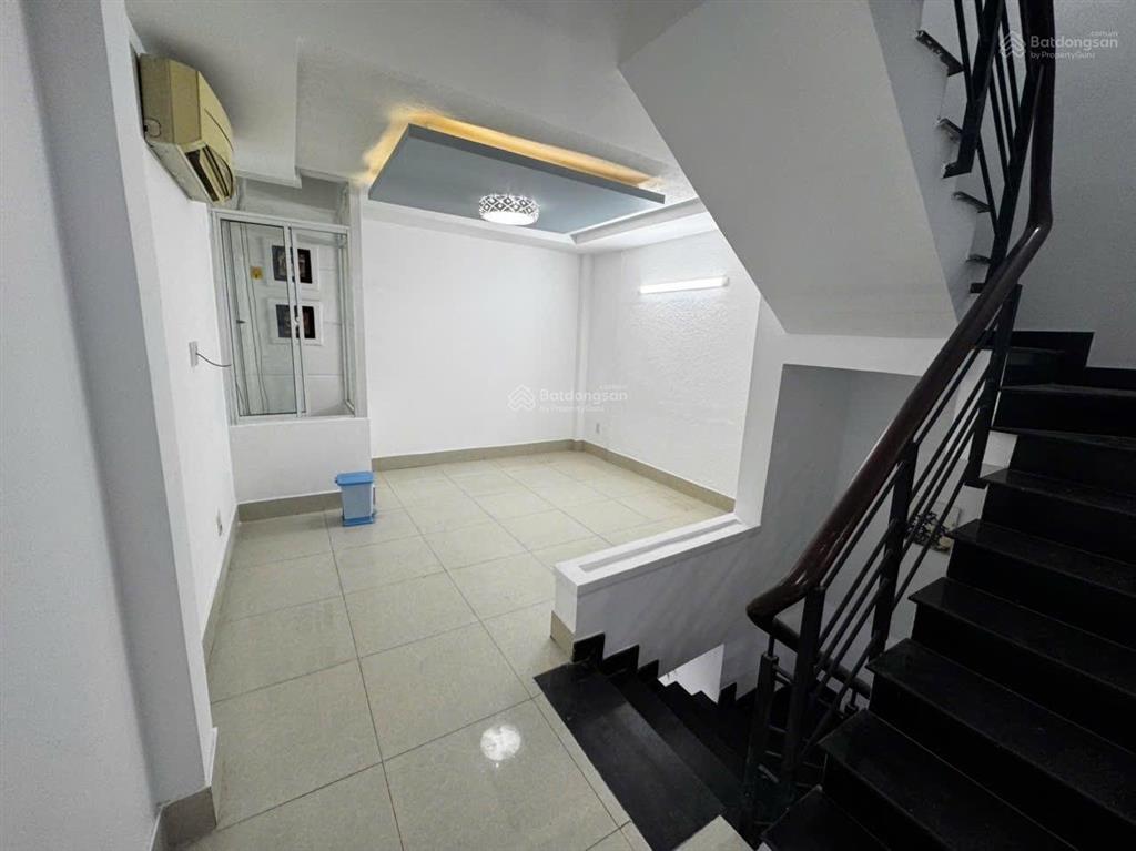 Bán nhà hxh hoàng hoa thám giáp phú nhuận + 5 tầng + 50m2 cho thuê 28tr/tháng giá 9,5 tỷ tl