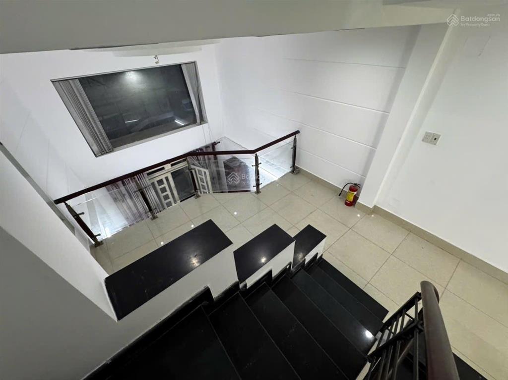 Bán nhà hxh hoàng hoa thám giáp phú nhuận + 5 tầng + 50m2 cho thuê 28tr/tháng giá 9,5 tỷ tl