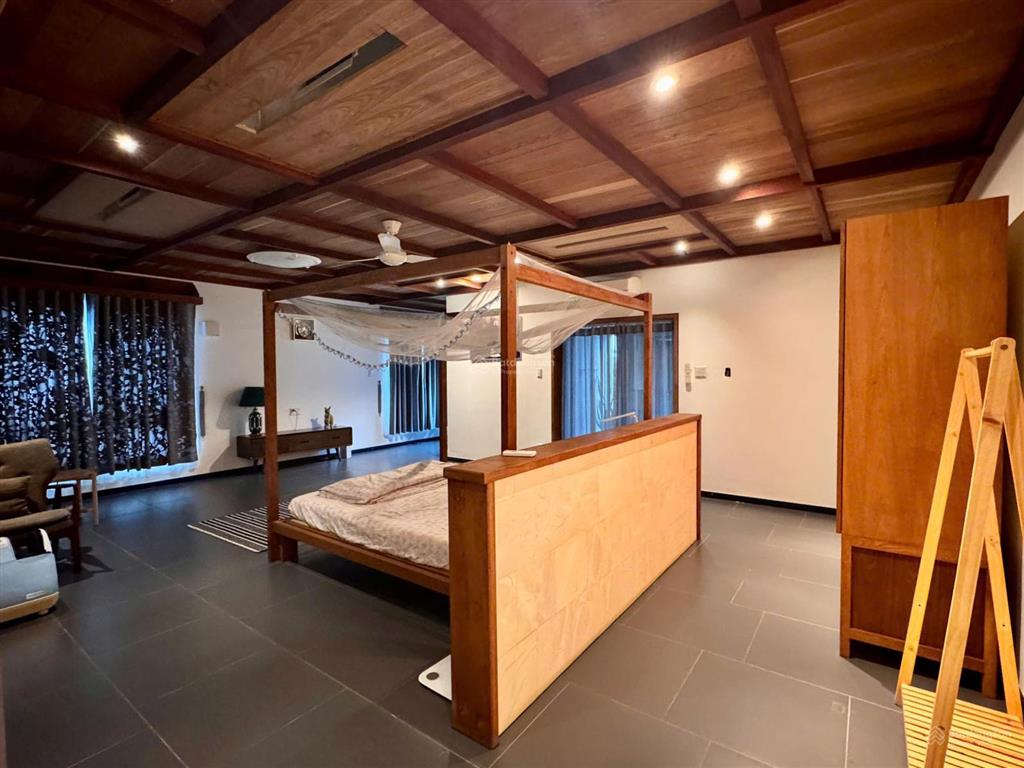 Cc cần tiền bán gấp lô góc biệt thự sân vườn,tặng nhà full nội thất nhập khẩu,dt khủng,giá sụp hầm