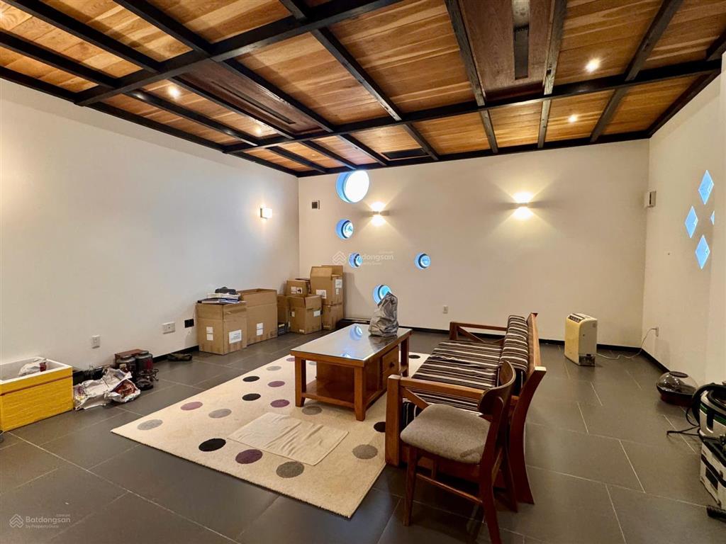 Cc cần tiền bán gấp lô góc biệt thự sân vườn,tặng nhà full nội thất nhập khẩu,dt khủng,giá sụp hầm