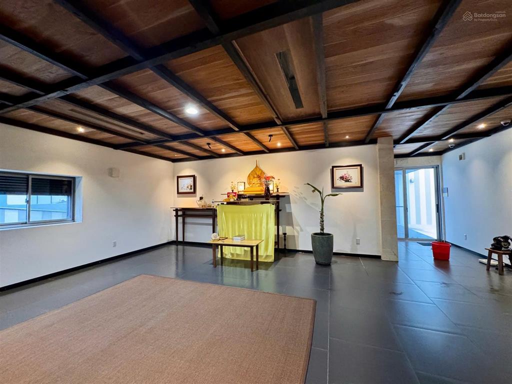 Cc cần tiền bán gấp lô góc biệt thự sân vườn,tặng nhà full nội thất nhập khẩu,dt khủng,giá sụp hầm