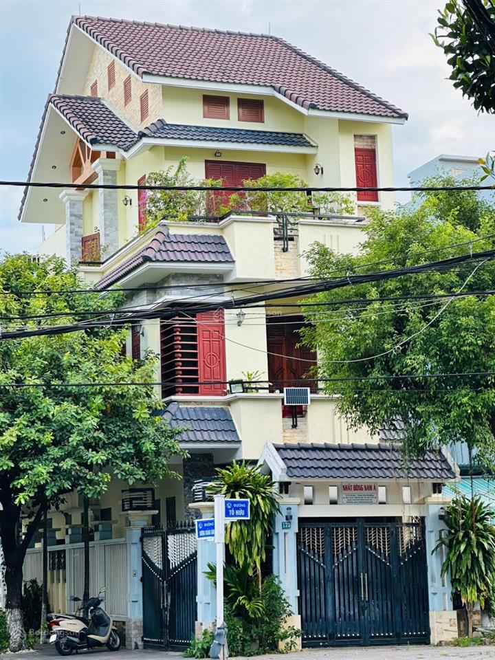 Tôi cc cần bán nhà 3 tầng full nội thất dòng tiền có sẵn 20trvị trí kd sầm uất,sổ sẵn cc ngay