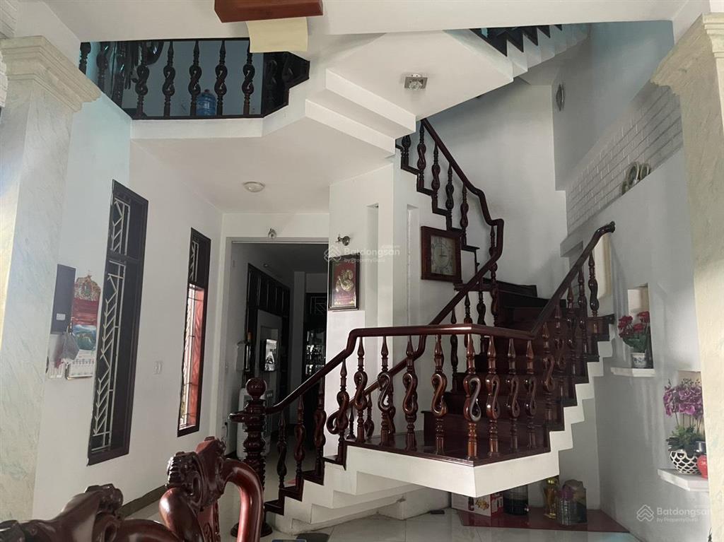 Tôi cc cần bán nhà 3 tầng full nội thất dòng tiền có sẵn 20trvị trí kd sầm uất,sổ sẵn cc ngay